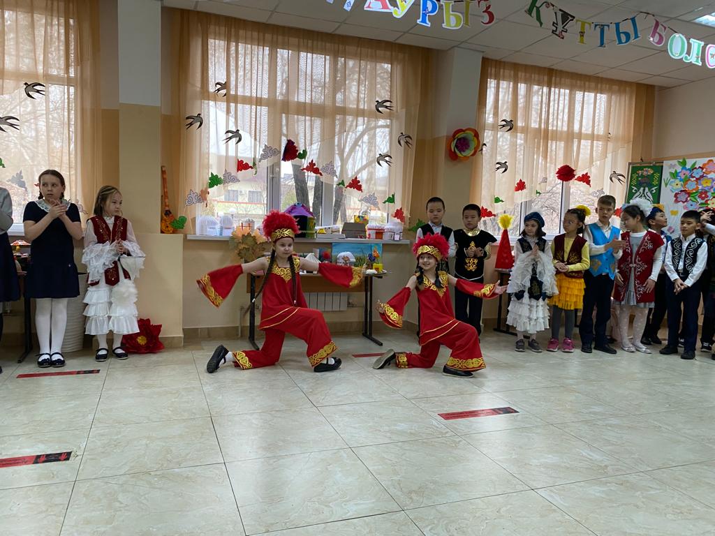 Учащиеся 1-4 классов от всей души поздравляют  вас с весенним праздником Наурыз!