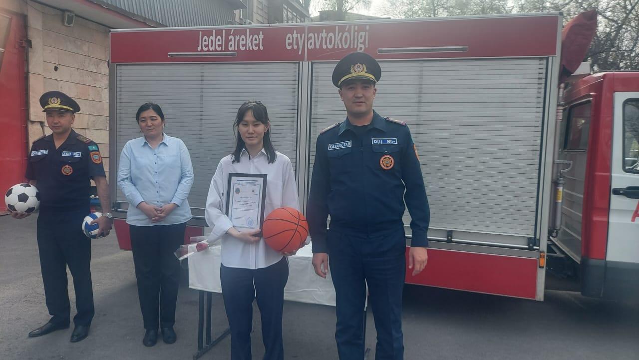 Ученицу  10 «А» класса Нуртаеву Еркежан    ЧС г.Алматы наградил  грамотой  «За активное участие в мероприятиях, посвящённых Всемирному Дню Гражданской обороны». Молодец!